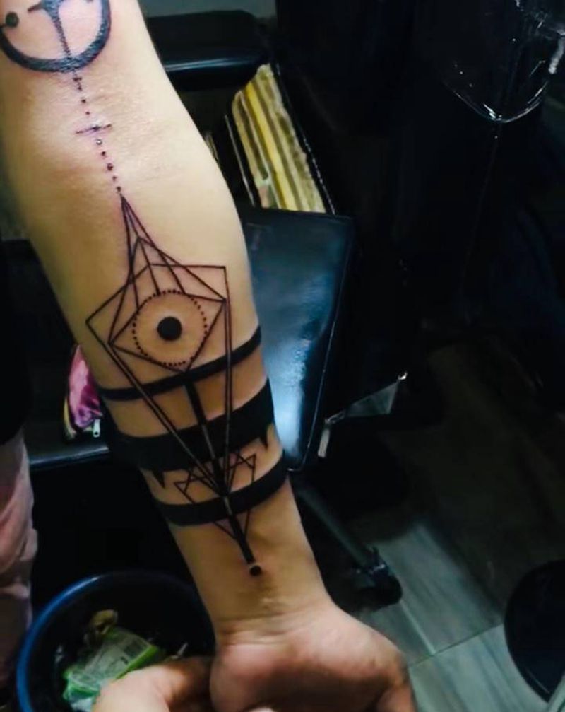 几何元素纹身图片_手臂几何纹身图案