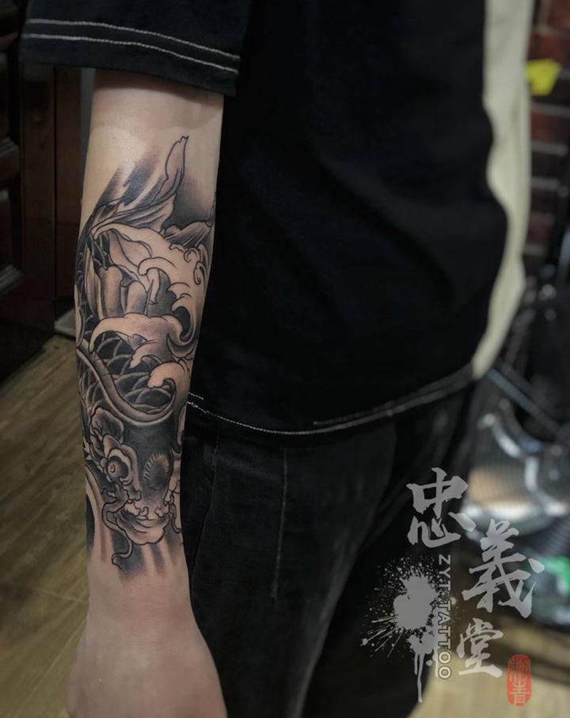 鱼纹身图片_手部新传统纹身图案