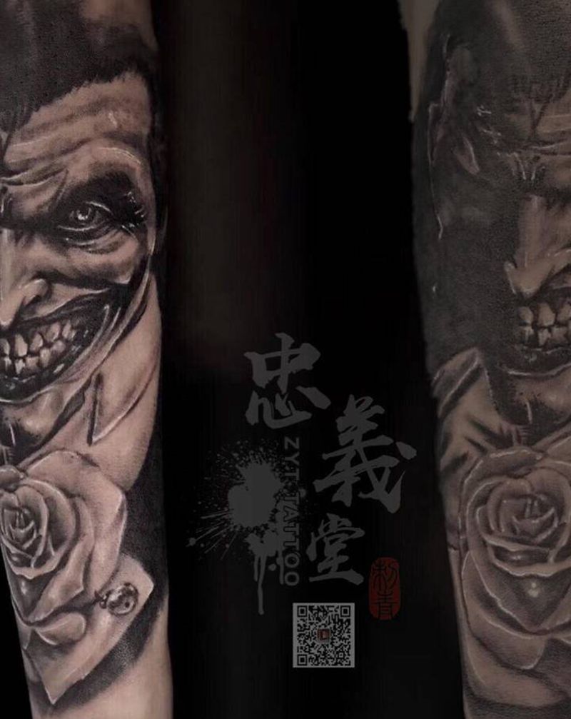 小丑纹身图片_手部欧美写实纹身图案