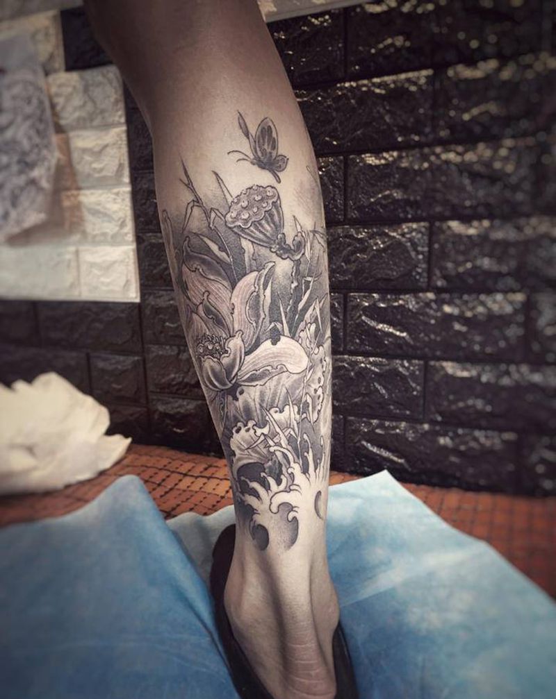 小腿荷花鲤鱼纹身图片_腿部新传统纹身图案