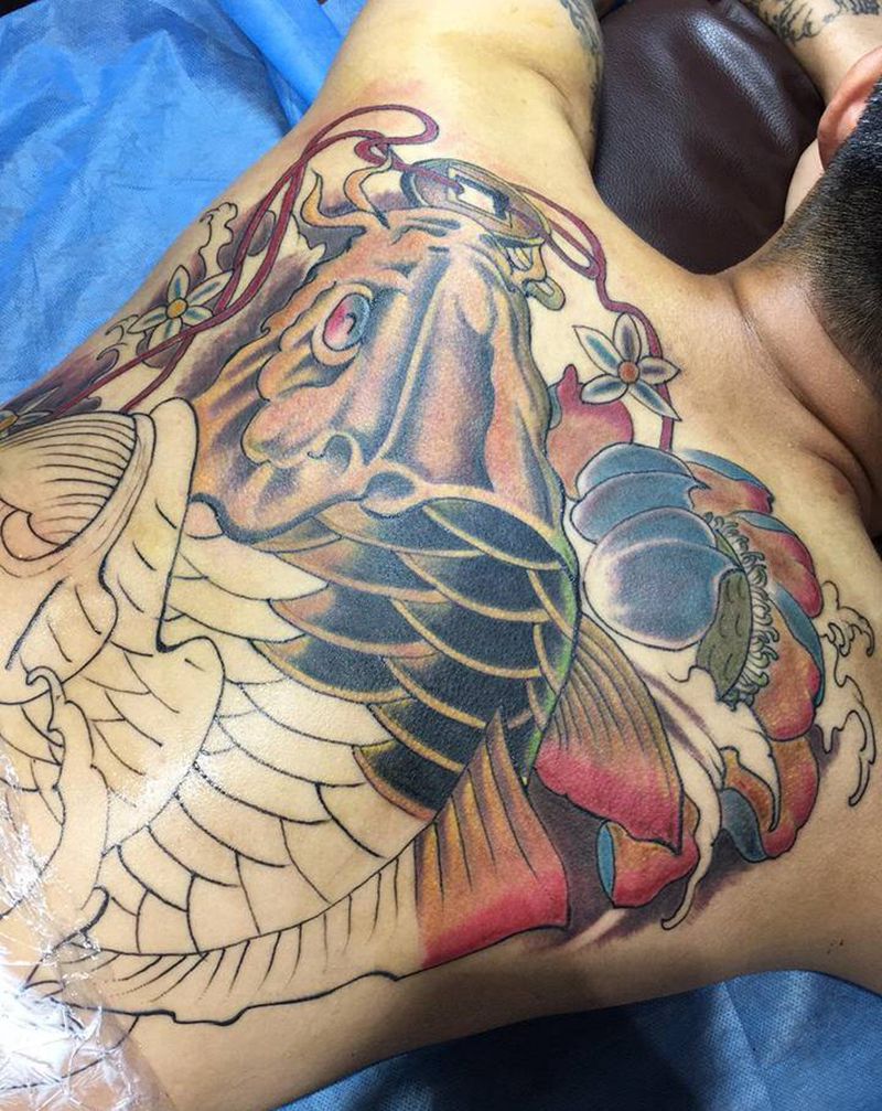 满背鱼纹身图片_背部手臂新传统老传统纹身图案