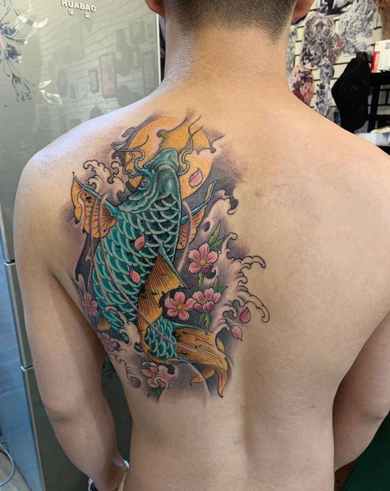鲤鱼。纹身图片_背部新传统纹身图案
