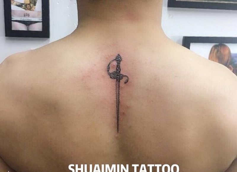剑纹身图片_背部纹身图案