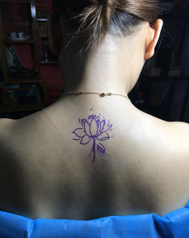 荷花纹身图片_背部水彩纹身图案