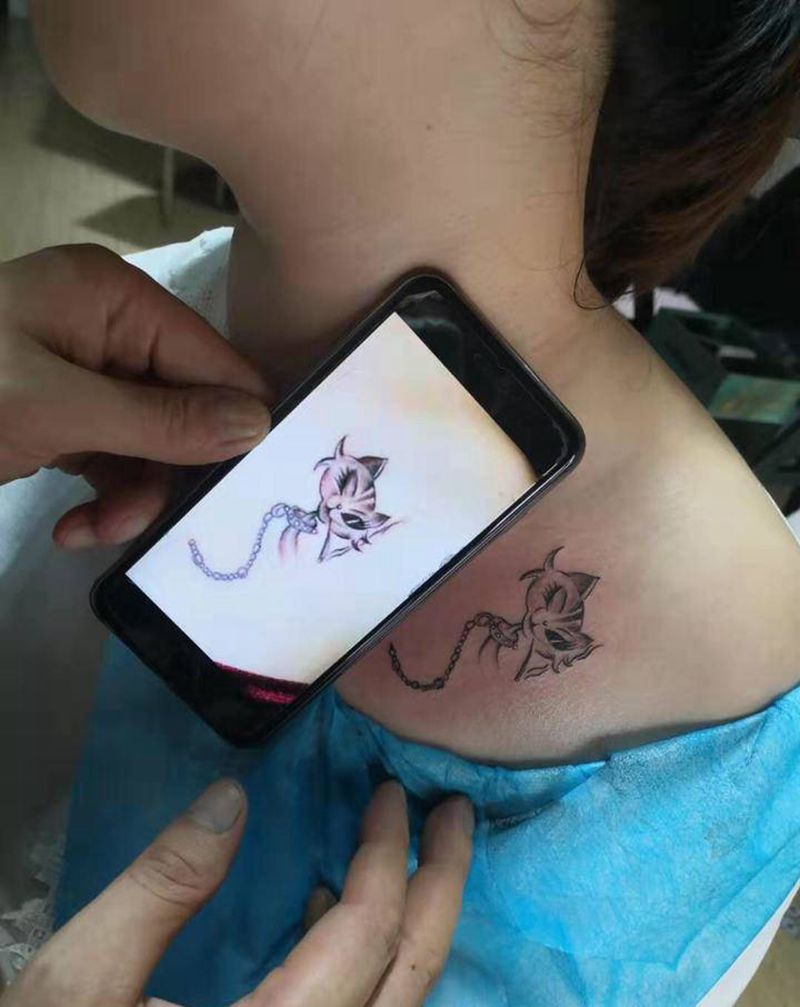 猫咪纹身图片_胸部纹身图案