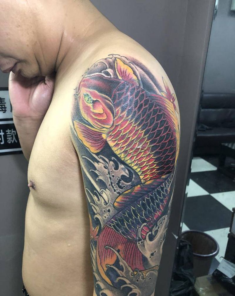 遮盖 鲤鱼纹身图片_手臂新传统纹身图案