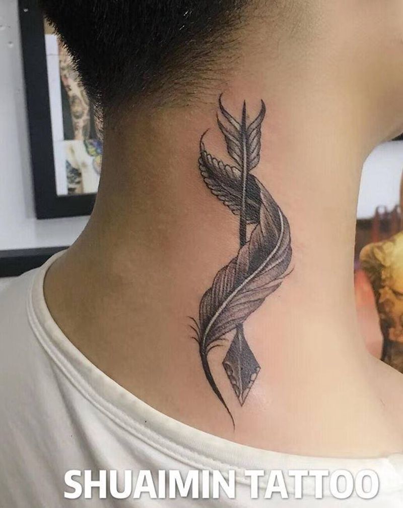 羽毛与箭纹身图片_颈部纹身图案
