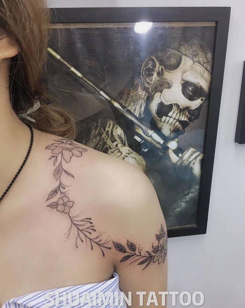 花纹身图片_肩部纹身图案