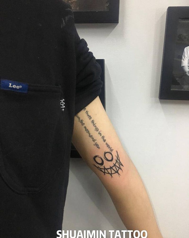 笑脸纹身图片_手臂纹身图案