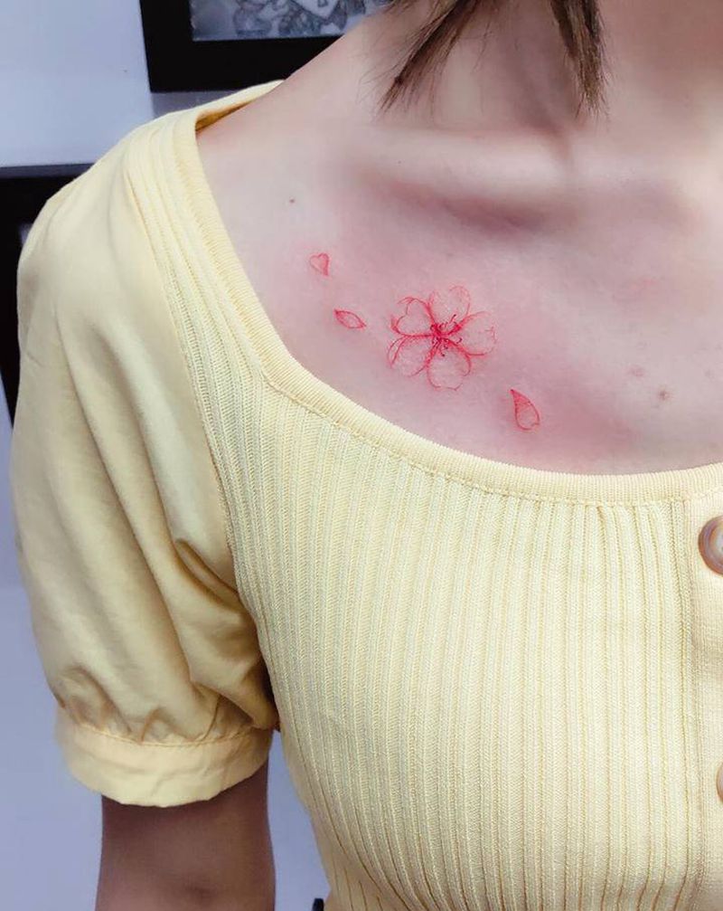 花纹身图片_胸部纹身图案