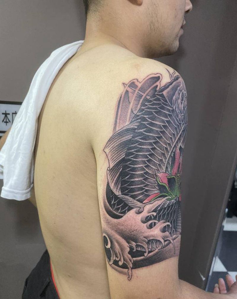 大臂鲤鱼纹身图片_背部手臂新传统纹身图案