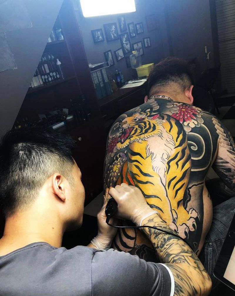 老虎纹身图片_背部老传统纹身图案