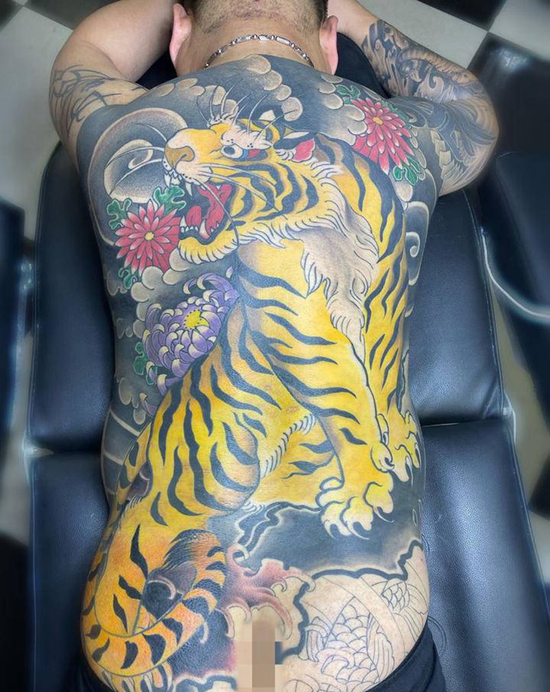 老传统 老虎纹身图片_背部臀部老传统纹身图案