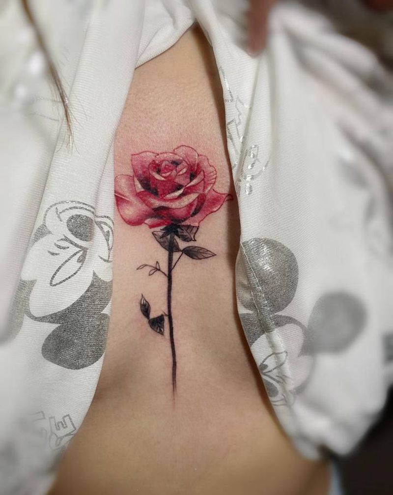 玫瑰纹身图片_胸部水彩纹身图案