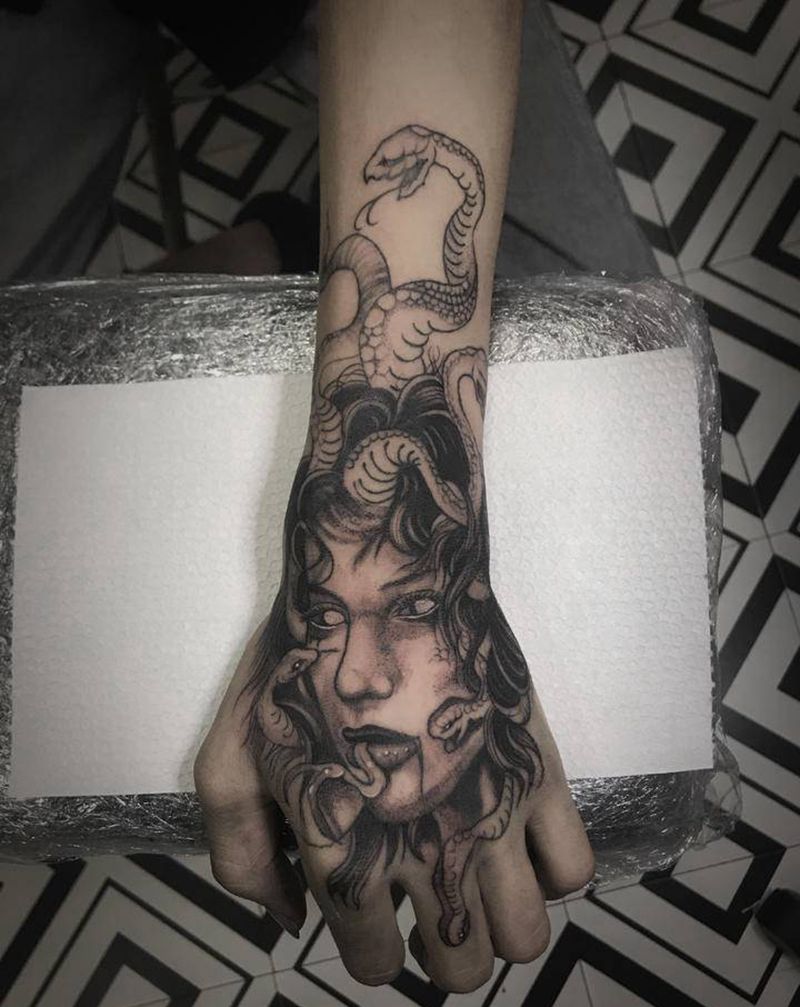 美杜莎纹身图片_手部点刺纹身图案
