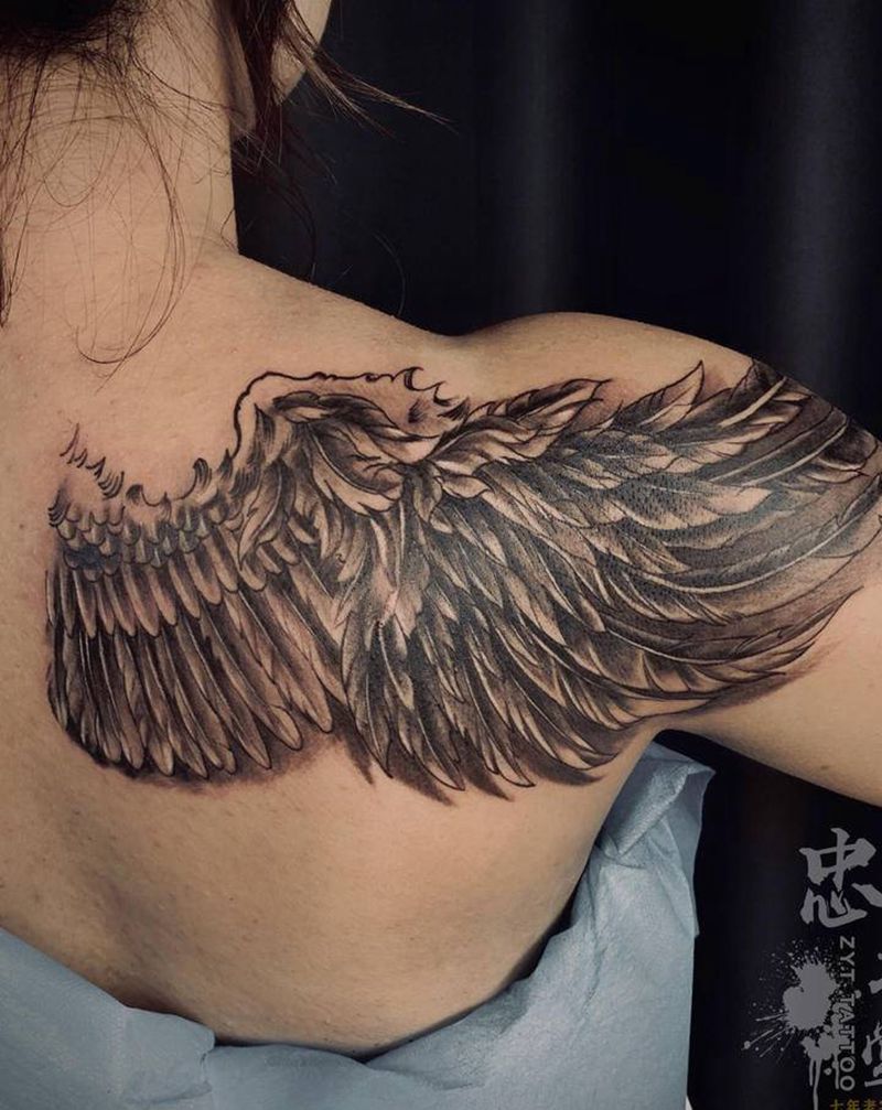 翅膀纹身图片_肩部欧美写实纹身图案