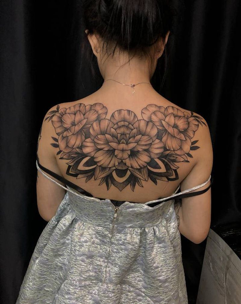 素花纹身图片_背部几何点刺纹身图案