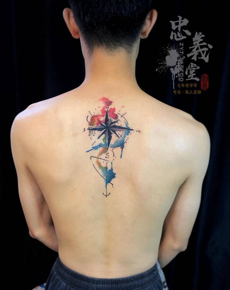 指南针纹身图片_背部新传统水彩纹身图案
