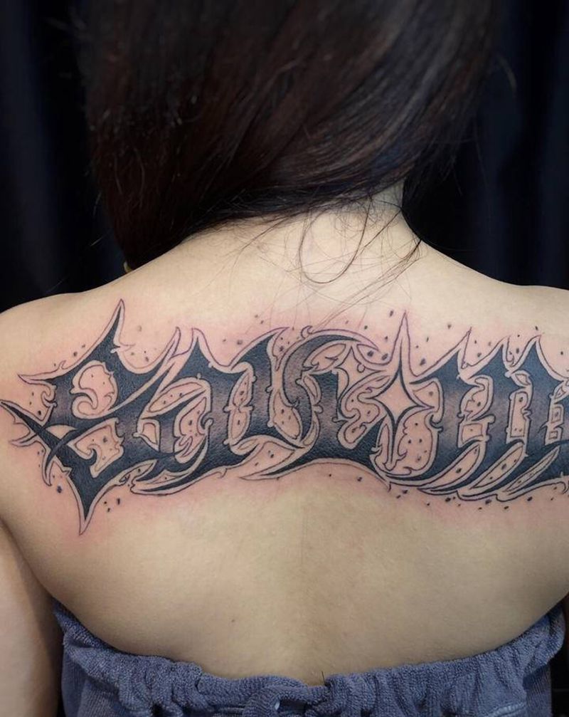 花体字纹身图片_背部花体字纹身图案