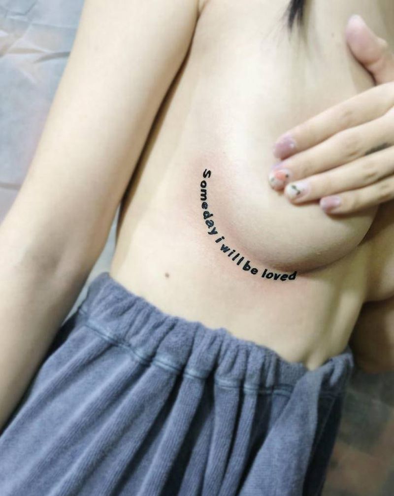 胸下英文纹身图片_胸部几何纹身图案