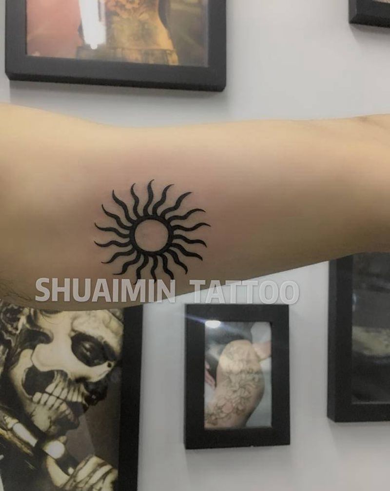 太阳图腾纹身图片_胸部手臂图腾点刺纹身图案