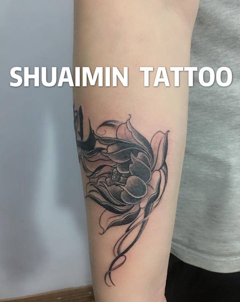 莲花纹身图片_手臂腿部水墨新传统纹身图案