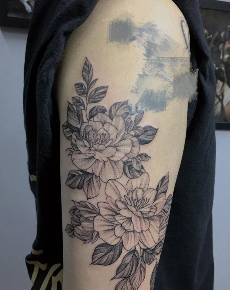 大臂素花纹身图片_手臂腰部点刺欧美写实纹身图案