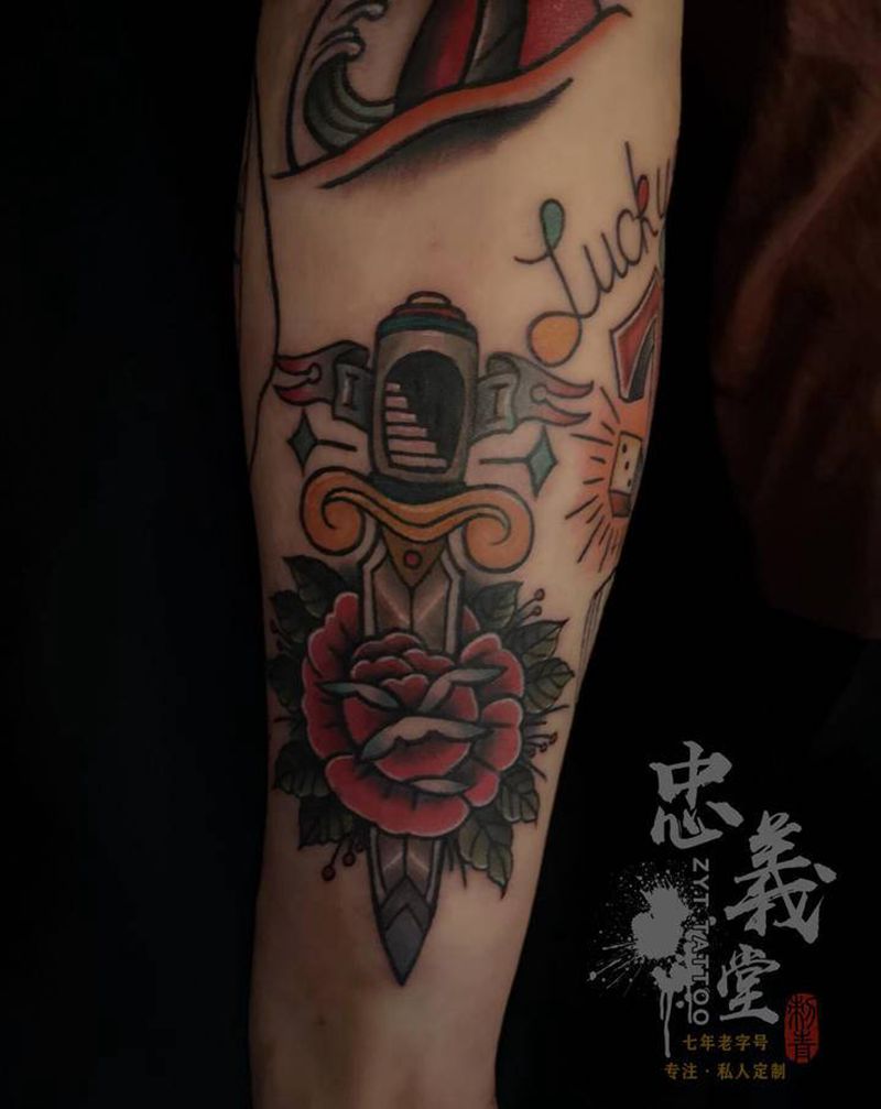 school玫瑰纹身图片_手部Old School纹身图案