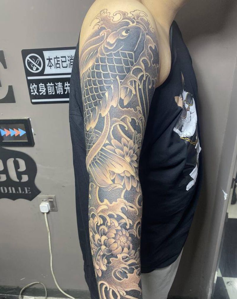 鲤鱼花臂纹身图片_手臂老传统纹身图案