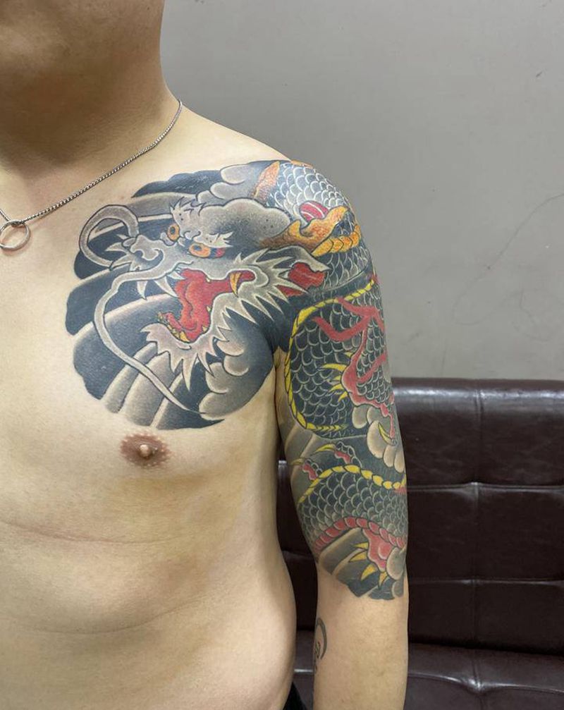 半甲龙纹身图片_胸部手臂老传统纹身图案