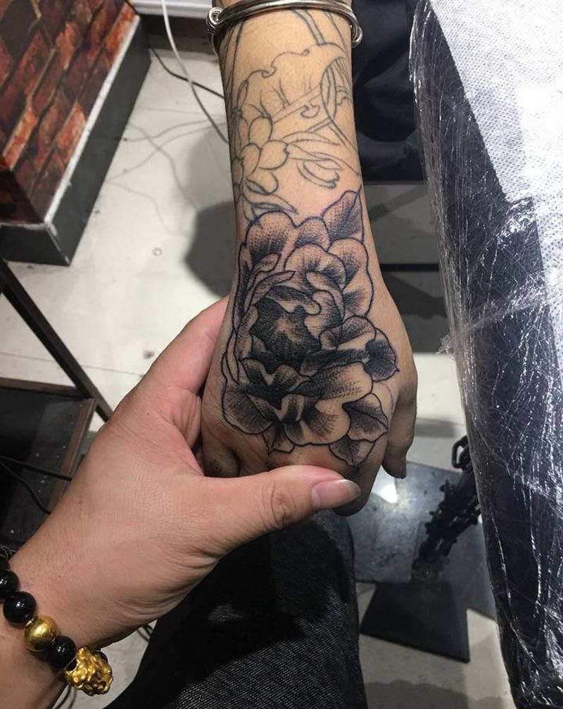 花纹身图片_手部胸部新传统点刺纹身图案