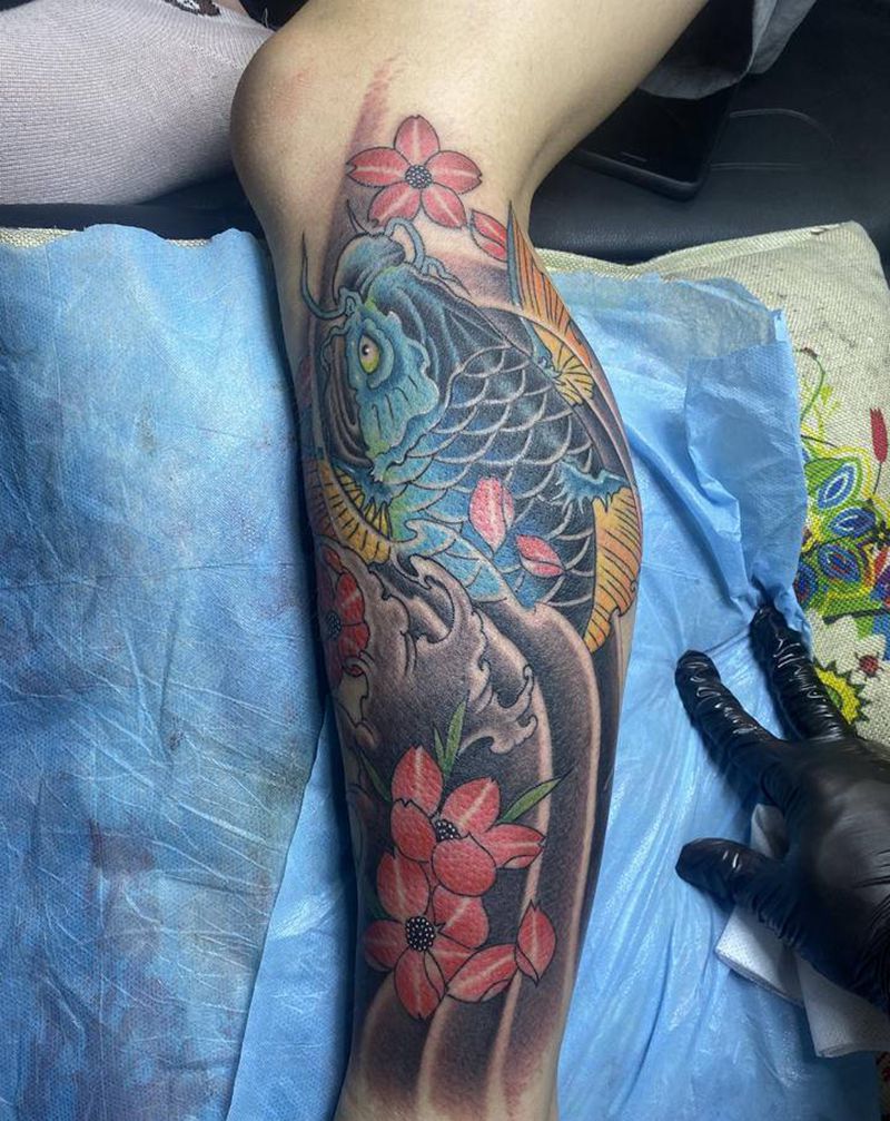 小腿鲤鱼纹身图片_腿部新传统纹身图案