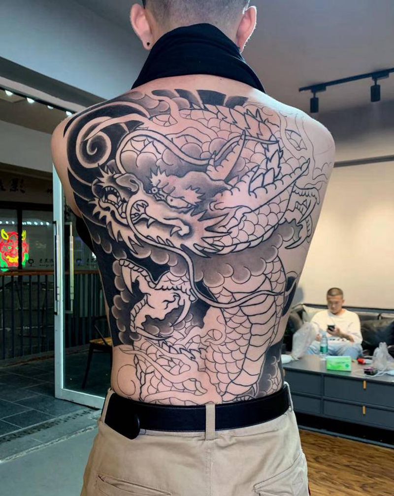 ＃老传统龙＃未完成纹身图片_背部老传统龙纹身图案