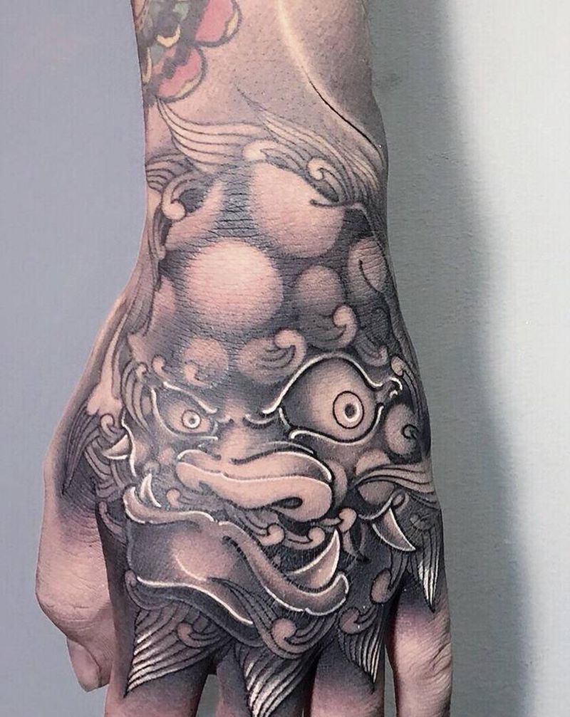 唐狮纹身图片_手部新传统纹身图案