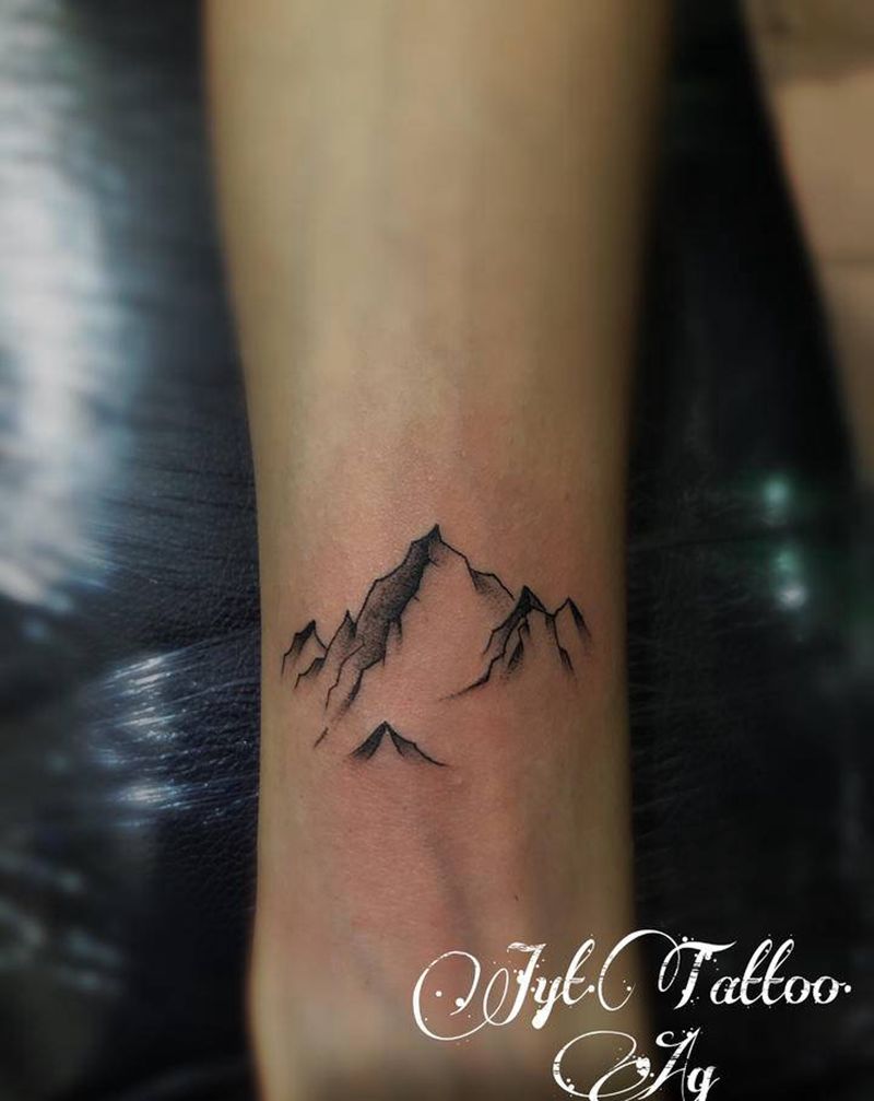 山纹身图片_手臂点刺纹身图案