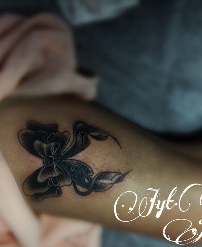 蝴蝶结纹身图片_腿部New SchoolOld School纹身图案