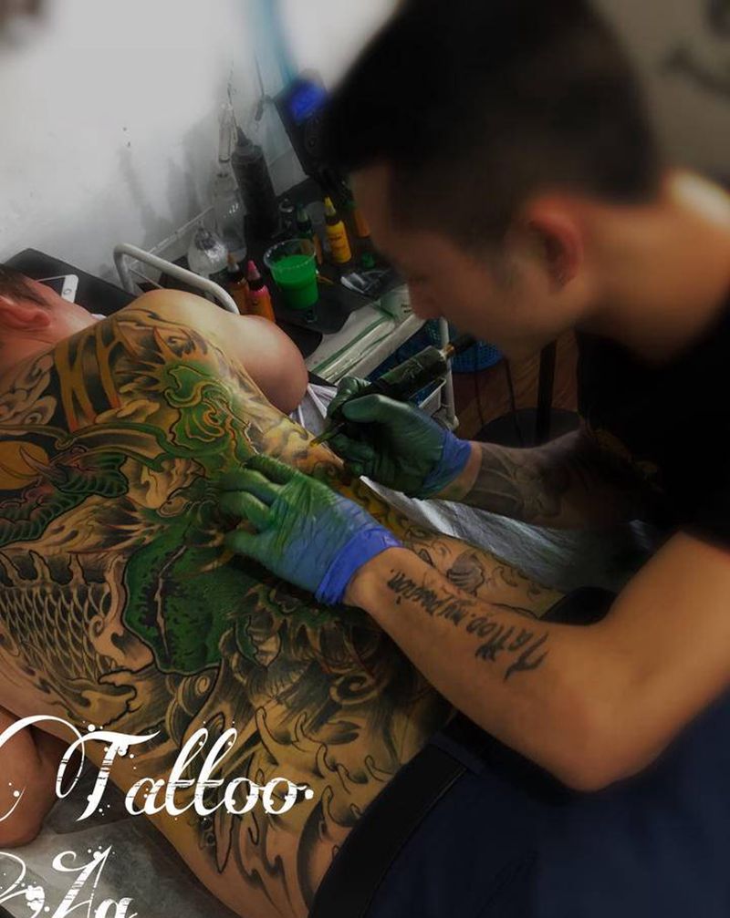 满背青龙纹身图片_背部新传统纹身图案