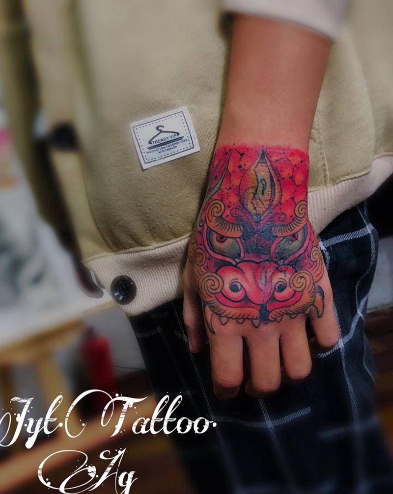 唐狮掩盖手背纹身图片_手部新传统纹身图案