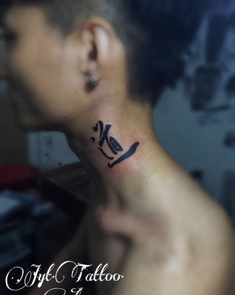 道纹身图片_颈部花体字纹身图案