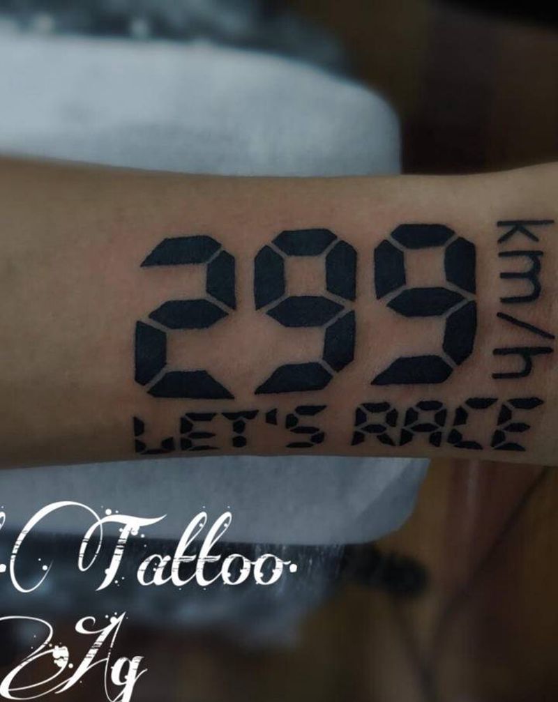 时速码纹身图片_手臂花体字纹身图案