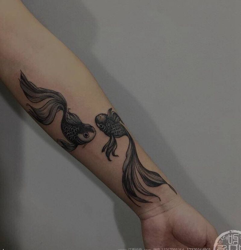 黑 灰  小金鱼by—亭子纹身图片_手臂新传统老传统纹身图案