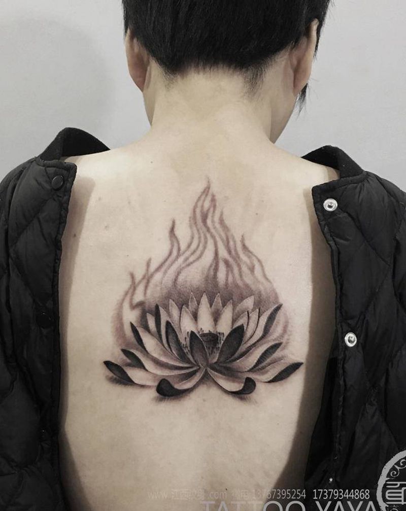 传统 黑 灰 莲花纹身图片_背部新传统纹身图案