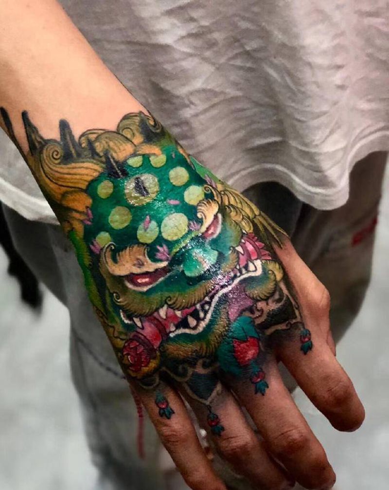 手背唐狮纹身图片_手部新传统唐狮纹身图案