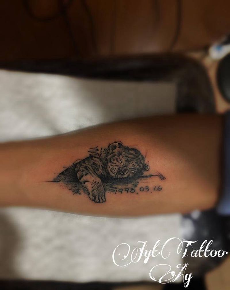 奶奶的小幼虎纹身图片_手臂几何点刺纹身图案