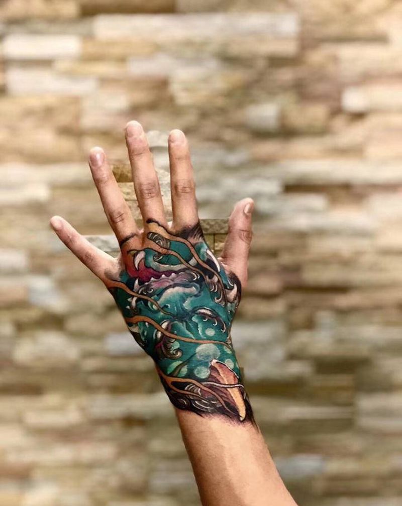 谛听兽纹身图片_手部新传统手背上饶呀呀刺青纹身图案