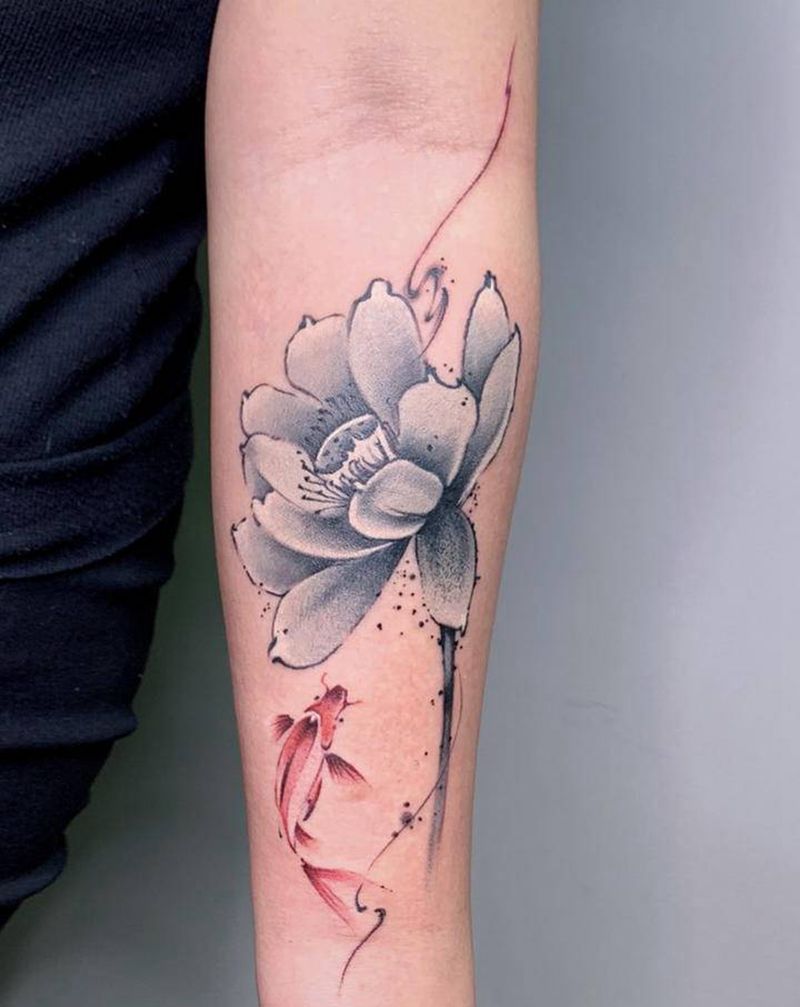 水墨荷花纹身图片_手臂肩部水墨水彩荷花中国风锦鲤纹身图案