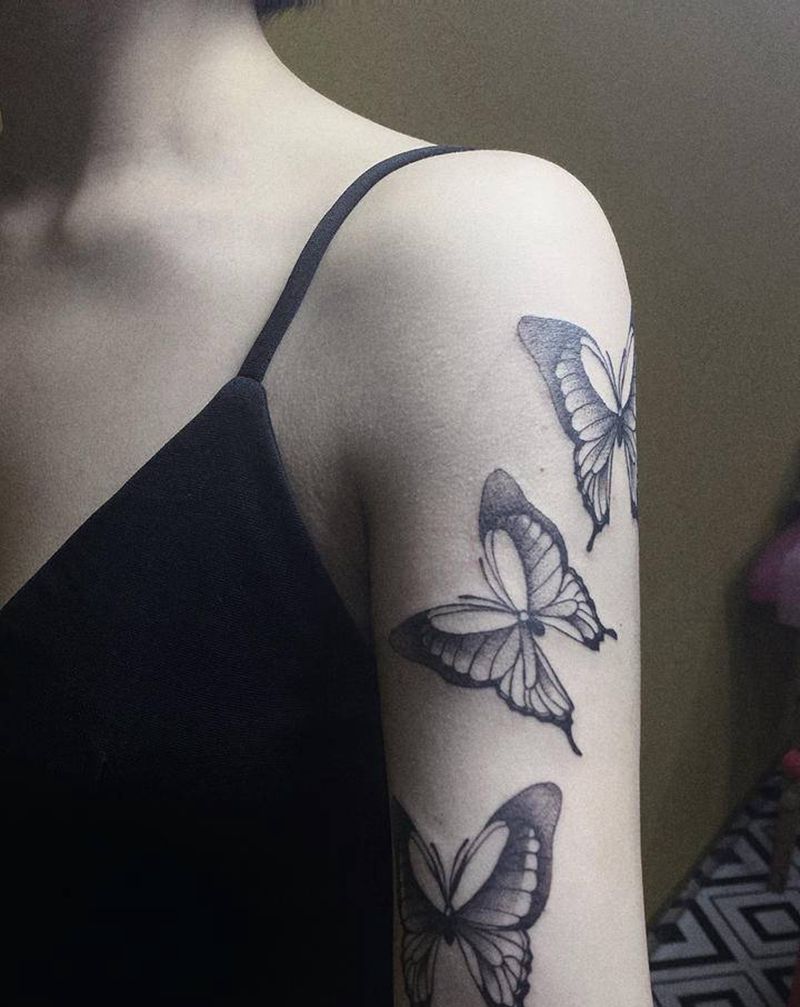 蝴蝶纹身图片_手臂点刺纹身图案