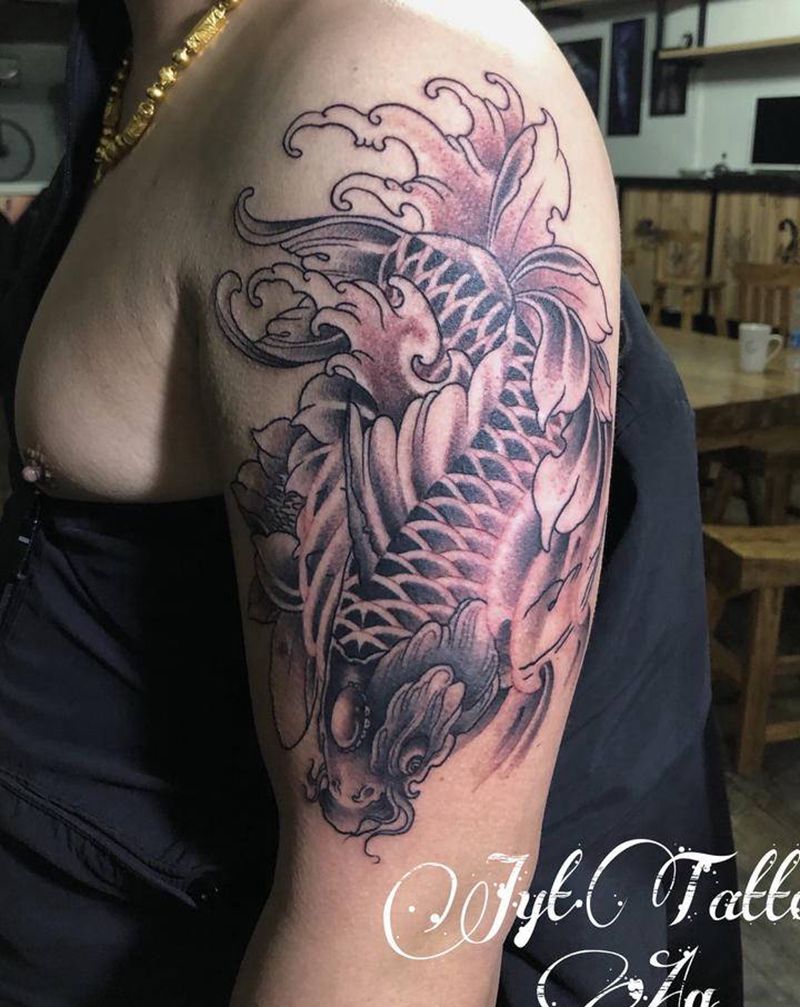 大臂鲤鱼纹身图片_手臂新传统纹身图案