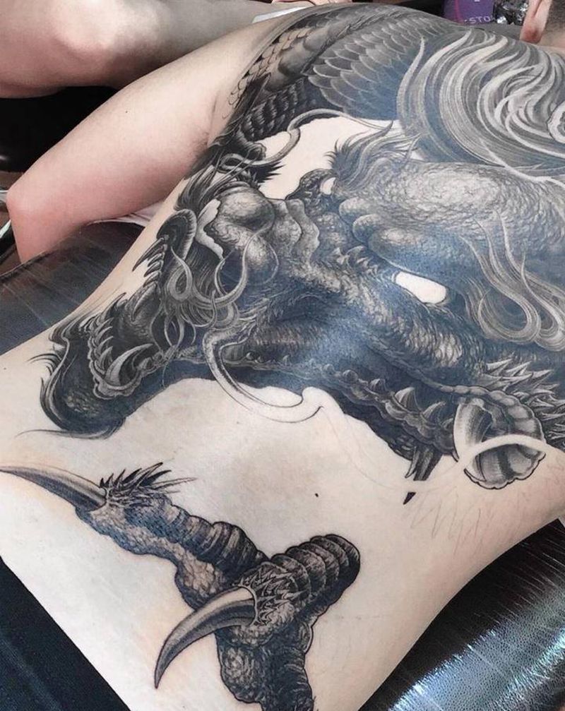 龙临纹身图片_背部新传统纹身图案