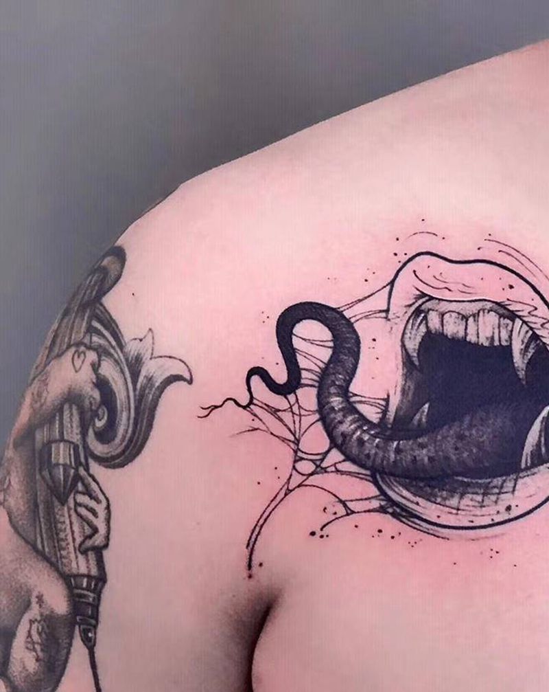 毒舌纹身图片_胸部肩部点刺纹身图案